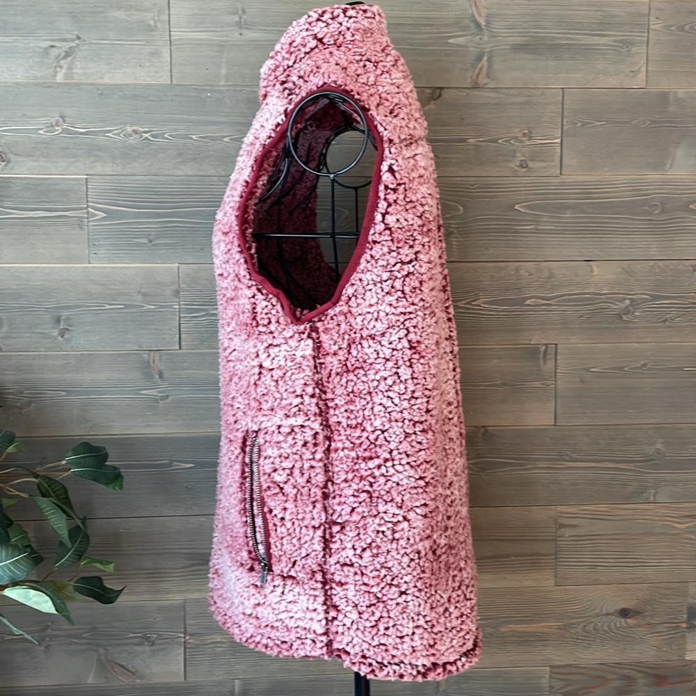 EUC Sherpa burgundy zip down vest with pockets - Picture 4 of 5
